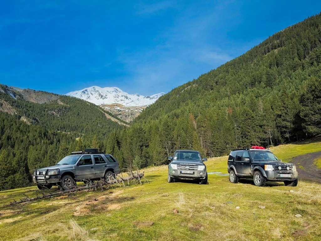 4x4 saliendo de un paso de barro