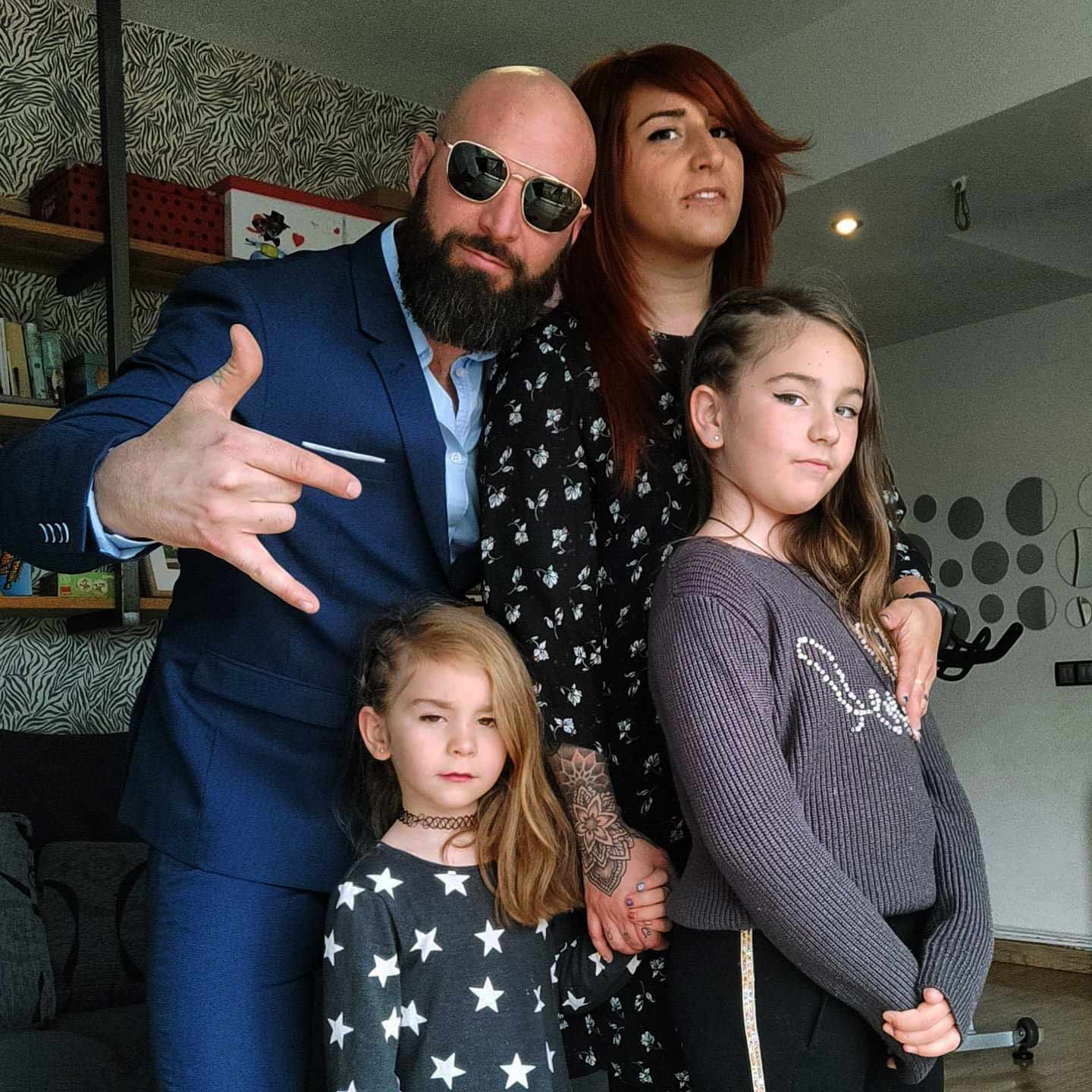 Rubén con su familia en el Alto Aragón