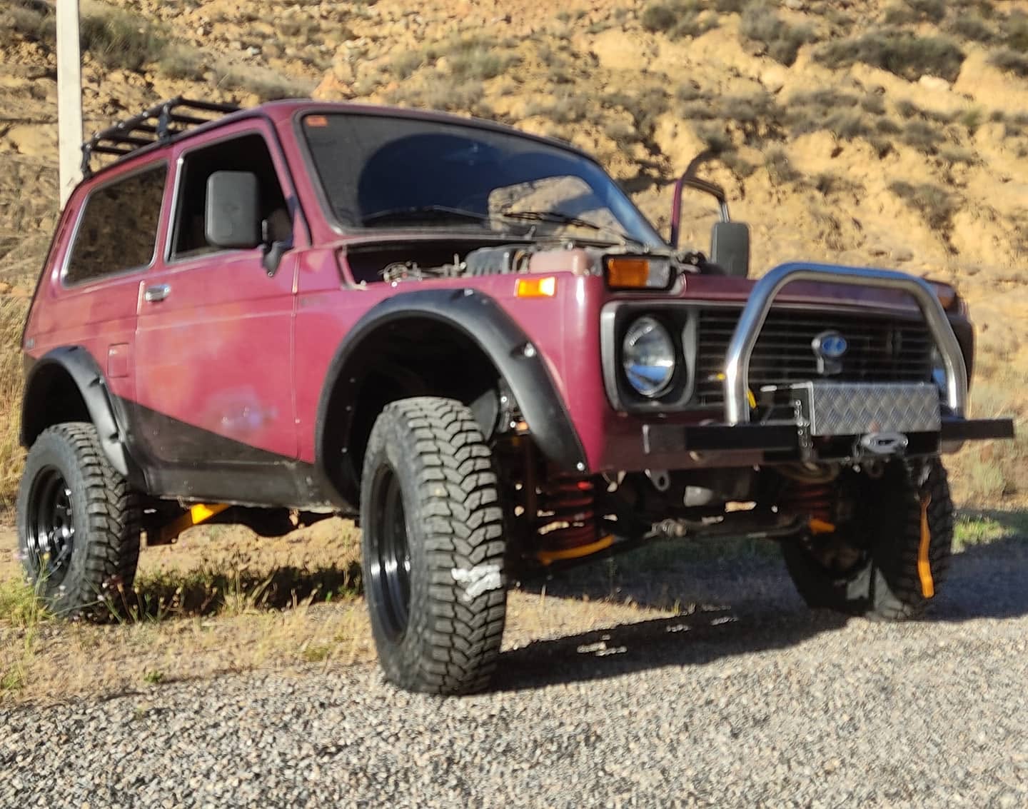 Lada Niva en el campo
